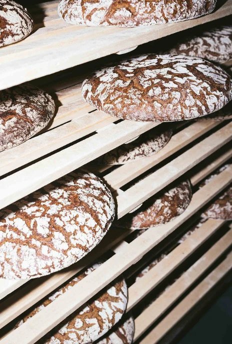 Holzregale mit ausgekühlten Broten