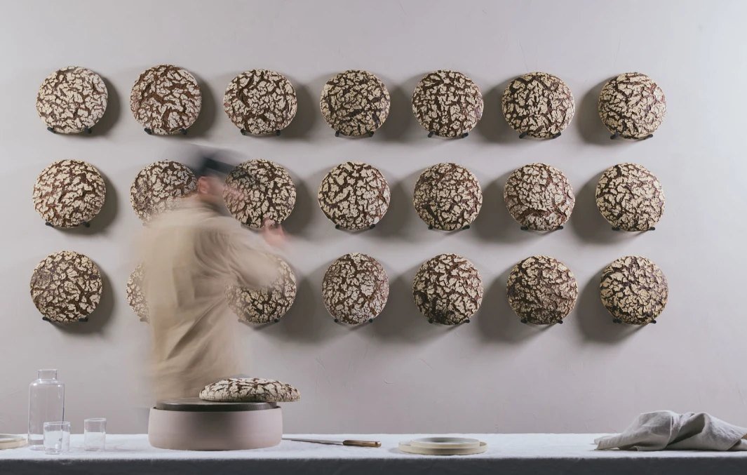 Wand voller Brotlaibe im Schauraum von RYE by Martin Auer