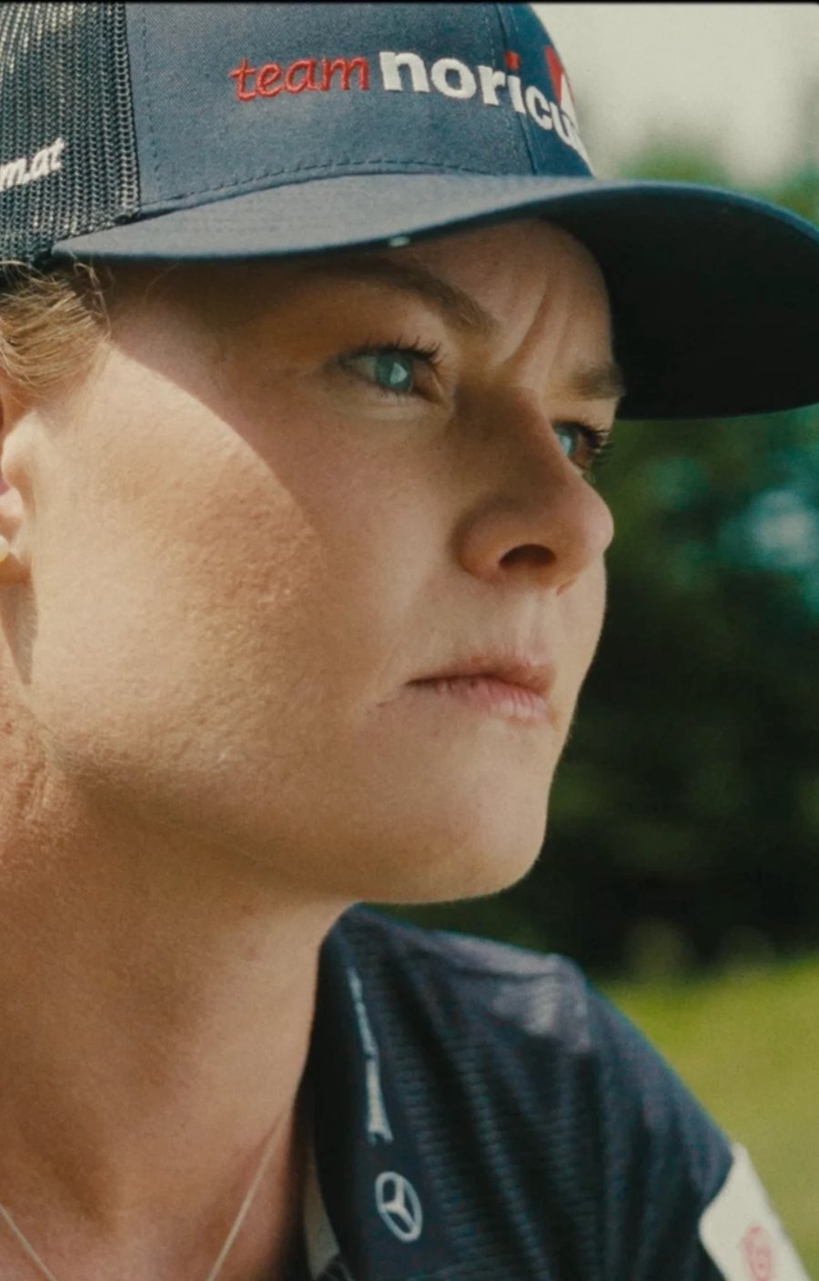 Golfprofi mit Cap im Mercedes-Benz-Kampagnenfilm