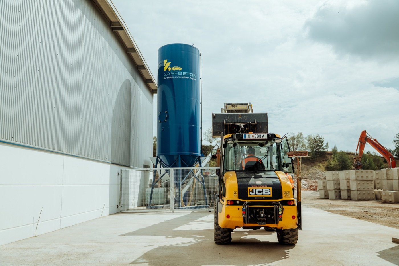 Zapfbeton Betontankstelle mit Silo und Radlader